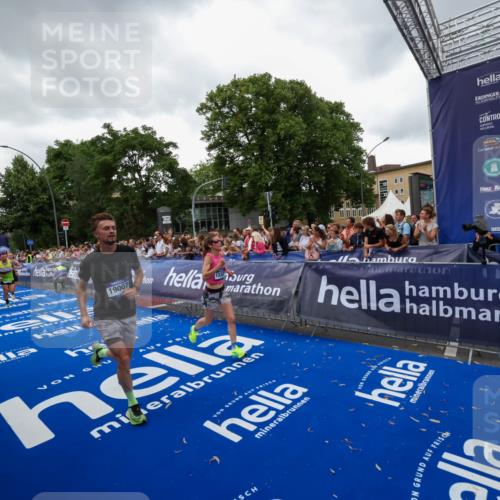 29.06.2025 - hella hamburg halbmarathon Zöllner http://msf.ph/oto/8418224 29.06.2025 10:51:44 Ziel 5008, 6286, 13327, 14012, 14458, 15496, 15831, 15899, 19007, 19020 meine-sportfotos.de
