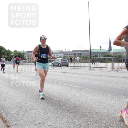 29.06.2025 - hella hamburg halbmarathon Lena Gebhardt http://msf.ph/oto/8418230 29.06.2025 10:27:06 Lombardsbrücke 1530, 1793, 1973, 2045, 2306, 2643, 2775, 4358, 4507, 4509, 5494, 5495, 5707, 5825, 6259, 6625, 6637, 7069, 7234, 7314, 7944, 8056, 8079, 8281, 9186, 9349, 10077, 10465, 11110, 11270, 11740, 11766, 12071, 13462, 14020, 14021, 15027, 15108, 15641, 15878, 16479, 16788, 17049, 17300, 17445, 17675, 18074, 18097, 18516, 18962, 18976, 18978 meine-sportfotos.de