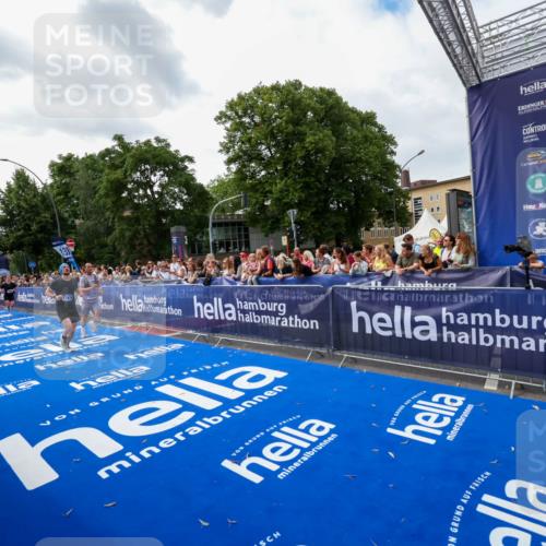 29.06.2025 - hella hamburg halbmarathon Zöllner http://msf.ph/oto/8418234 29.06.2025 10:29:29 Ziel 2021, 2075, 2180, 8975, 9137, 9571, 10156, 10790, 12234, 13838, 15880, 16118, 17197, 18737, 19203 meine-sportfotos.de