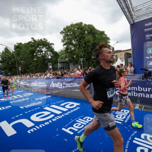 29.06.2025 - hella hamburg halbmarathon Zöllner http://msf.ph/oto/8418237 29.06.2025 10:51:45 Ziel 6286, 7224, 8819, 13327, 14012, 14458, 15496, 15727, 15831, 15899, 17682, 19020, 19053 meine-sportfotos.de