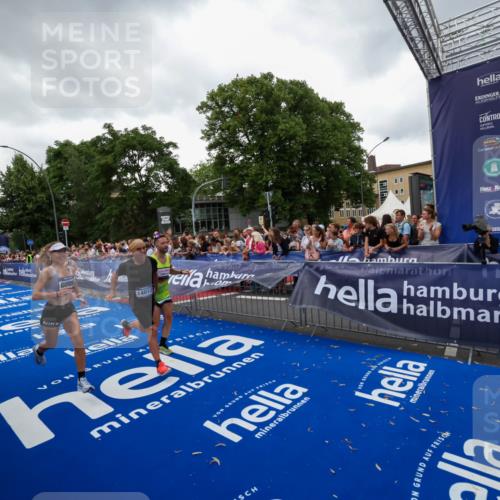 29.06.2025 - hella hamburg halbmarathon Zöllner http://msf.ph/oto/8418261 29.06.2025 10:51:46 Ziel 2396, 6286, 7224, 8710, 8819, 12224, 14012, 14458, 15496, 15727, 15831, 15899, 17682, 19020, 19053 meine-sportfotos.de