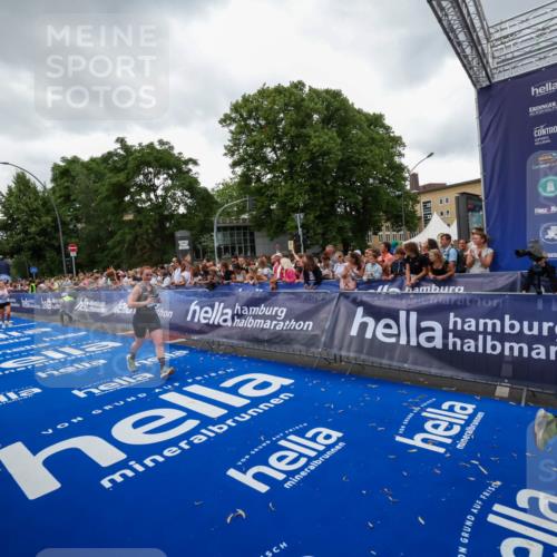 29.06.2025 - hella hamburg halbmarathon Zöllner http://msf.ph/oto/8418282 29.06.2025 10:51:46 Ziel 2396, 6286, 7224, 8710, 8819, 12224, 14012, 14458, 15496, 15727, 15831, 15899, 17682, 19020, 19053 meine-sportfotos.de