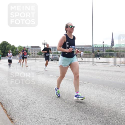 29.06.2025 - hella hamburg halbmarathon Lena Gebhardt http://msf.ph/oto/8418283 29.06.2025 10:27:07 Lombardsbrücke 1530, 1793, 1973, 2045, 2306, 2643, 2775, 4358, 4507, 4509, 5494, 5495, 5707, 5825, 6259, 6625, 6637, 7069, 7234, 7314, 7944, 8056, 8281, 9186, 9349, 10077, 10465, 11110, 11270, 11740, 11766, 12071, 13462, 14020, 14021, 15027, 15108, 15641, 15878, 16479, 16788, 17049, 17300, 17445, 17675, 18074, 18097, 18516, 18962, 18976, 18978 meine-sportfotos.de