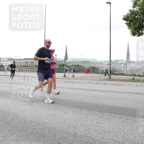 29.06.2025 - hella hamburg halbmarathon Lena Gebhardt http://msf.ph/oto/8418285 29.06.2025 10:52:06 Lombardsbrücke 9460, 4598, 1418, 1978, 3038, 3240, 3645, 3991, 4087, 4273, 4436, 4598, 4606, 4815, 5062, 5262, 5534, 6007, 6386, 6403, 6404, 6406, 6456, 6604, 6947, 6985, 7682, 7690, 7691, 7735, 8194, 8196, 8250, 8251, 8399, 8621, 9220, 9368, 9460, 9462, 9590, 9594, 9673, 9730, 9731, 10296, 10342, 10521, 10533, 10634, 10673, 10693, 10830, 10884, 11084, 11101, 11126, 11127, 11375, 11736, 11875, 11899, 11974, 12065, 12546, 12558 meine-sportfotos.de