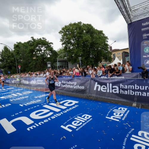 29.06.2025 - hella hamburg halbmarathon Zöllner http://msf.ph/oto/8418289 29.06.2025 10:51:47 Ziel 2396, 6286, 7224, 8710, 8819, 12224, 14012, 14458, 15496, 15727, 15831, 15899, 16907, 17682, 19020, 19053 meine-sportfotos.de