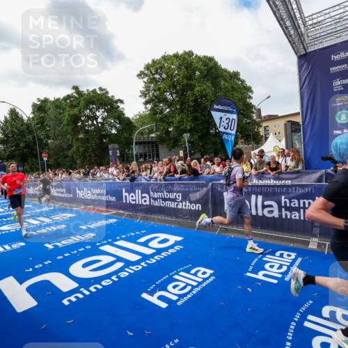 29.06.2025 - hella hamburg halbmarathon Zöllner http://msf.ph/oto/8418296 29.06.2025 10:29:31 Ziel 2021, 2180, 9137, 10156, 10790, 12234, 13838, 15880, 16118, 17197, 18737, 19203 meine-sportfotos.de