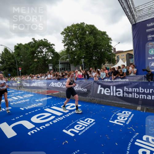 29.06.2025 - hella hamburg halbmarathon Zöllner http://msf.ph/oto/8418298 29.06.2025 10:51:47 Ziel 2396, 6286, 7224, 8710, 8819, 12224, 14012, 14458, 15496, 15727, 15831, 15899, 16907, 17682, 19020, 19053 meine-sportfotos.de