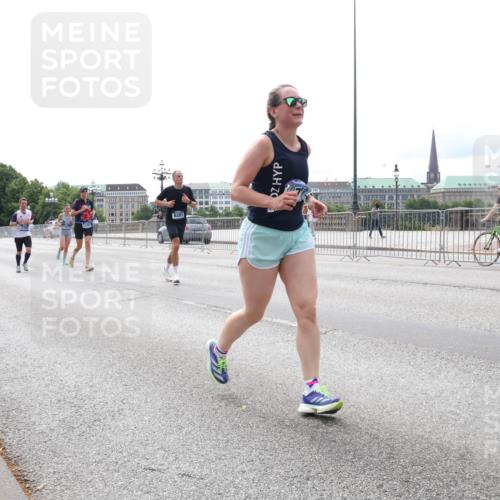 29.06.2025 - hella hamburg halbmarathon Lena Gebhardt http://msf.ph/oto/8418306 29.06.2025 10:27:07 Lombardsbrücke 1530, 1793, 1973, 2045, 2306, 2643, 2775, 4358, 4507, 4509, 5494, 5495, 5707, 5825, 6259, 6625, 6637, 7069, 7234, 7314, 7944, 8056, 8281, 9186, 9349, 10077, 10465, 11110, 11270, 11740, 11766, 12071, 13462, 14020, 14021, 15027, 15108, 15641, 15878, 16479, 16788, 17049, 17300, 17445, 17675, 18074, 18097, 18516, 18962, 18976, 18978 meine-sportfotos.de