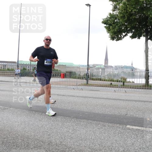 29.06.2025 - hella hamburg halbmarathon Lena Gebhardt http://msf.ph/oto/8418311 29.06.2025 10:52:07 Lombardsbrücke 9460, 4598, 1418, 1978, 3038, 3240, 3645, 3991, 4087, 4273, 4436, 4598, 4606, 4815, 5062, 5262, 5534, 6007, 6386, 6403, 6404, 6406, 6456, 6604, 6671, 6947, 6985, 7682, 7690, 7691, 7735, 8194, 8196, 8250, 8251, 8621, 9220, 9368, 9460, 9462, 9590, 9594, 9673, 9730, 9731, 10296, 10342, 10521, 10533, 10634, 10673, 10693, 10830, 10884, 11084, 11101, 11126, 11127, 11375, 11736, 11875, 11899, 11974, 12065, 12546, 12558 meine-sportfotos.de