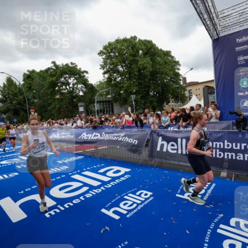 29.06.2025 - hella hamburg halbmarathon Zöllner http://msf.ph/oto/8418313 29.06.2025 10:51:48 Ziel 2396, 6286, 7224, 8710, 8819, 12224, 14458, 15427, 15496, 15727, 15831, 15899, 16907, 17682, 19053 meine-sportfotos.de