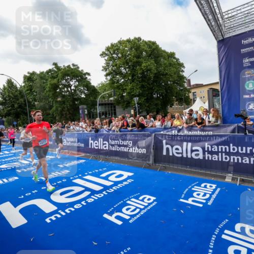 29.06.2025 - hella hamburg halbmarathon Zöllner http://msf.ph/oto/8418322 29.06.2025 10:29:32 Ziel 2021, 2180, 8784, 9137, 10156, 10790, 12234, 15880, 16118, 17197, 18737, 19203 meine-sportfotos.de