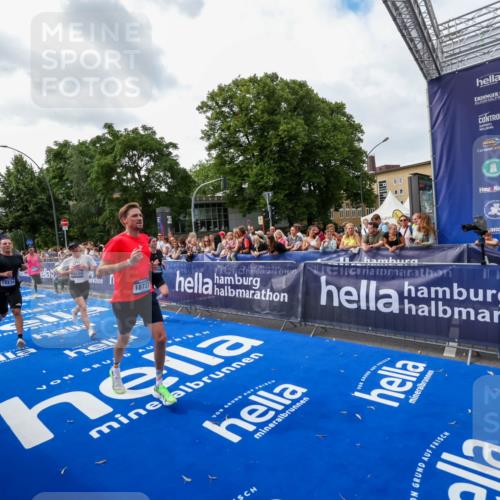29.06.2025 - hella hamburg halbmarathon Zöllner http://msf.ph/oto/8418331 29.06.2025 10:29:32 Ziel 2021, 2180, 8784, 9137, 10156, 10790, 12234, 15880, 16118, 17197, 18737, 19203 meine-sportfotos.de