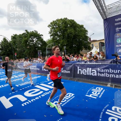 29.06.2025 - hella hamburg halbmarathon Zöllner http://msf.ph/oto/8418340 29.06.2025 10:29:32 Ziel 2021, 2180, 8784, 9137, 10156, 10790, 12234, 15880, 16118, 17197, 18737, 19203 meine-sportfotos.de