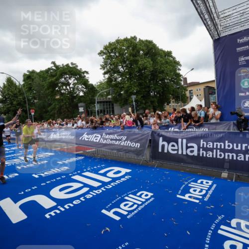 29.06.2025 - hella hamburg halbmarathon Zöllner http://msf.ph/oto/8418344 29.06.2025 10:51:49 Ziel 2396, 6286, 7224, 8710, 8819, 9793, 12224, 15427, 15496, 15727, 15831, 15899, 16907, 17682, 19053 meine-sportfotos.de