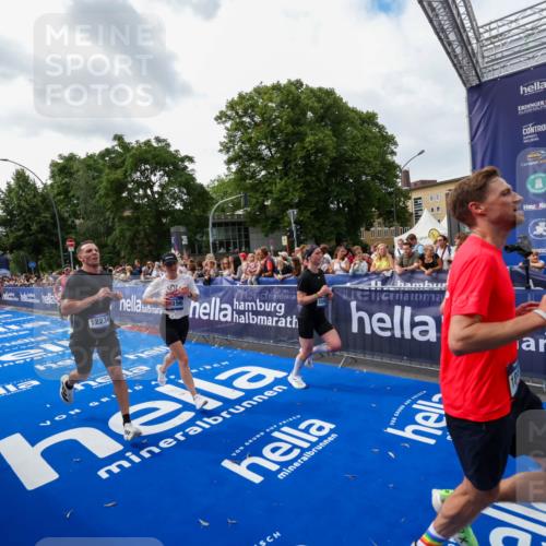 29.06.2025 - hella hamburg halbmarathon Zöllner http://msf.ph/oto/8418349 29.06.2025 10:29:33 Ziel 2021, 2180, 8784, 9137, 10156, 10790, 12234, 15880, 16118, 17197, 18737 meine-sportfotos.de