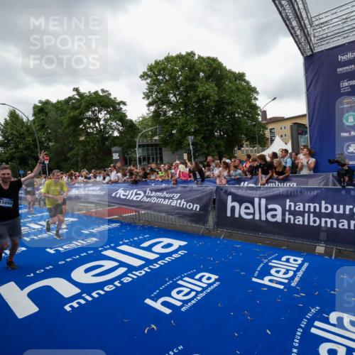 29.06.2025 - hella hamburg halbmarathon Zöllner http://msf.ph/oto/8418350 29.06.2025 10:51:49 Ziel 2396, 6286, 7224, 8710, 8819, 9793, 12224, 15427, 15496, 15727, 15831, 15899, 16907, 17682, 19053 meine-sportfotos.de