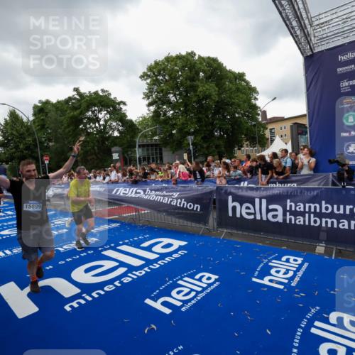 29.06.2025 - hella hamburg halbmarathon Zöllner http://msf.ph/oto/8418357 29.06.2025 10:51:49 Ziel 2396, 6286, 7224, 8710, 8819, 9793, 12224, 15427, 15496, 15727, 15831, 15899, 16907, 17682, 19053 meine-sportfotos.de