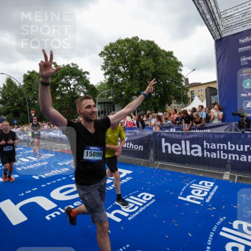 29.06.2025 - hella hamburg halbmarathon Zöllner http://msf.ph/oto/8418371 29.06.2025 10:51:50 Ziel 2396, 6286, 7224, 8710, 8819, 9793, 9959, 12224, 15427, 15727, 15831, 15899, 16907, 17682, 19053, 19137 meine-sportfotos.de