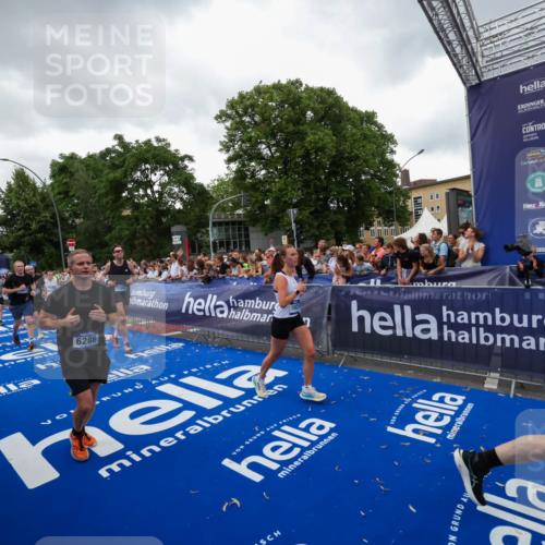29.06.2025 - hella hamburg halbmarathon Zöllner http://msf.ph/oto/8418377 29.06.2025 10:51:50 Ziel 2396, 6286, 7224, 8710, 8819, 9793, 9959, 12224, 15427, 15727, 15831, 15899, 16907, 17682, 19053, 19137 meine-sportfotos.de
