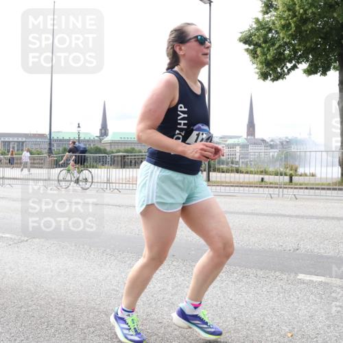 29.06.2025 - hella hamburg halbmarathon Lena Gebhardt http://msf.ph/oto/8418379 29.06.2025 10:27:08 Lombardsbrücke 1530, 1793, 1973, 2045, 2306, 2775, 4358, 4507, 4509, 5494, 5495, 5707, 5825, 6259, 6625, 6637, 7069, 7234, 7314, 7944, 8056, 8281, 9186, 9349, 10077, 10465, 11110, 11740, 11766, 12071, 13462, 14020, 14021, 15027, 15108, 15641, 15878, 16479, 16788, 17049, 17300, 17445, 17675, 18074, 18097, 18516, 18962, 18976, 18978 meine-sportfotos.de