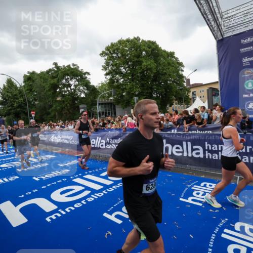 29.06.2025 - hella hamburg halbmarathon Zöllner http://msf.ph/oto/8418392 29.06.2025 10:51:51 Ziel 2396, 6286, 7224, 8710, 8819, 9793, 9959, 12224, 15427, 15727, 15831, 15899, 16907, 17682, 17815, 19053, 19137 meine-sportfotos.de