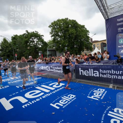 29.06.2025 - hella hamburg halbmarathon Zöllner http://msf.ph/oto/8418411 29.06.2025 10:51:52 Ziel 2396, 2818, 2823, 2880, 4297, 6286, 7224, 8710, 8819, 8856, 9793, 9959, 12224, 15427, 15727, 15831, 16907, 17682, 17815, 17962, 19053, 19137 meine-sportfotos.de