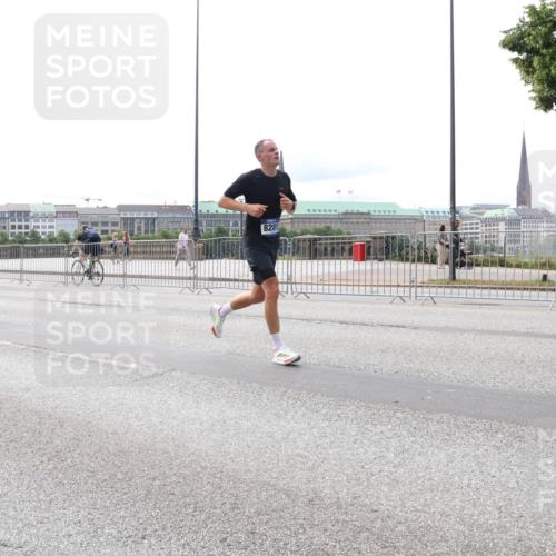 29.06.2025 - hella hamburg halbmarathon Lena Gebhardt http://msf.ph/oto/8418416 29.06.2025 10:27:09 Lombardsbrücke 13462, 8281, 1530, 1793, 1973, 2045, 2306, 2775, 4358, 4507, 4509, 5494, 5495, 5707, 5825, 6259, 6625, 6637, 7069, 7234, 7314, 7944, 8056, 8281, 9186, 9349, 10077, 10465, 11110, 11740, 11766, 12071, 13462, 14020, 14021, 15027, 15108, 15641, 15878, 16479, 16788, 17049, 17300, 17445, 18074, 18097, 18516, 18962, 18976, 18978 meine-sportfotos.de