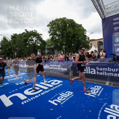 29.06.2025 - hella hamburg halbmarathon Zöllner http://msf.ph/oto/8418419 29.06.2025 10:51:52 Ziel 2396, 2818, 2823, 2880, 4297, 6286, 7224, 8710, 8819, 8856, 9793, 9959, 12224, 15427, 15727, 15831, 16907, 17682, 17815, 17962, 19053, 19137 meine-sportfotos.de