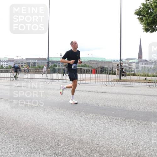29.06.2025 - hella hamburg halbmarathon Lena Gebhardt http://msf.ph/oto/8418429 29.06.2025 10:27:09 Lombardsbrücke 13462, 8281, 1530, 1793, 1973, 2045, 2306, 2775, 4358, 4507, 4509, 5494, 5495, 5707, 5825, 6259, 6625, 6637, 7069, 7234, 7314, 7944, 8056, 8281, 9186, 9349, 10077, 10465, 11110, 11740, 11766, 12071, 13462, 14020, 14021, 15027, 15108, 15641, 15878, 16479, 16788, 17049, 17300, 17445, 18074, 18097, 18516, 18962, 18976, 18978 meine-sportfotos.de