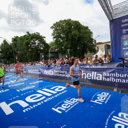 29.06.2025 - hella hamburg halbmarathon Zöllner http://msf.ph/oto/8418437 29.06.2025 10:29:36 Ziel 2021, 2180, 6781, 8784, 9137, 10790, 17197, 18422, 18699, 19204 meine-sportfotos.de
