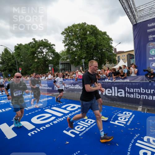29.06.2025 - hella hamburg halbmarathon Zöllner http://msf.ph/oto/8418440 29.06.2025 10:51:53 Ziel 2396, 2818, 2823, 2880, 4297, 7224, 8710, 8819, 8856, 9793, 9959, 12224, 13799, 15427, 15727, 16907, 17682, 17815, 17962, 19053, 19137 meine-sportfotos.de