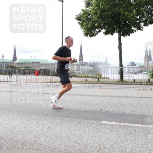 29.06.2025 - hella hamburg halbmarathon Lena Gebhardt http://msf.ph/oto/8418464 29.06.2025 10:27:09 Lombardsbrücke 1530, 1793, 1973, 2045, 2306, 2775, 4358, 4507, 4509, 5494, 5495, 5707, 5825, 6259, 6625, 6637, 7069, 7234, 7314, 7944, 8056, 8281, 9186, 9349, 10077, 10465, 11110, 11740, 11766, 12071, 13462, 14020, 14021, 15027, 15108, 15641, 15878, 16479, 16788, 17049, 17300, 17445, 18074, 18097, 18516, 18962, 18976, 18978 meine-sportfotos.de