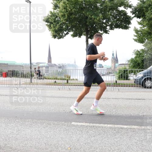 29.06.2025 - hella hamburg halbmarathon Lena Gebhardt http://msf.ph/oto/8418488 29.06.2025 10:27:10 Lombardsbrücke 82, 1530, 1793, 1973, 2045, 2306, 2775, 4358, 4507, 4509, 5494, 5495, 5707, 5825, 6259, 6625, 6637, 7069, 7234, 7314, 7944, 8056, 8281, 9186, 9349, 10077, 10465, 11110, 11256, 11740, 11766, 12071, 13462, 14020, 14021, 15027, 15108, 15641, 15878, 16479, 17049, 17445, 18074, 18097, 18516, 18962, 18976, 18978 meine-sportfotos.de