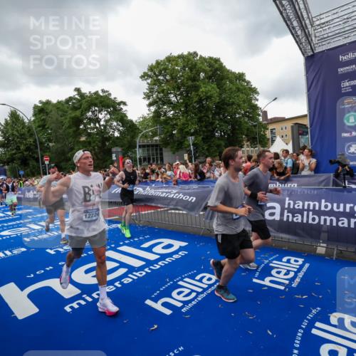 29.06.2025 - hella hamburg halbmarathon Zöllner http://msf.ph/oto/8418503 29.06.2025 10:51:54 Ziel 2396, 2818, 2823, 2880, 4297, 5102, 7224, 8710, 8819, 8856, 9793, 9959, 12224, 13799, 15427, 15690, 15727, 16907, 17682, 17815, 17962, 19053, 19137 meine-sportfotos.de