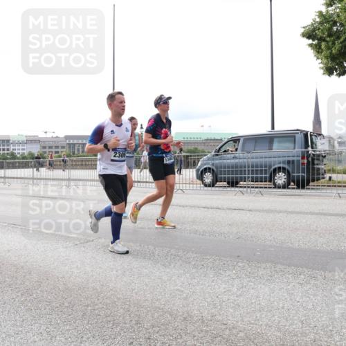 29.06.2025 - hella hamburg halbmarathon Lena Gebhardt http://msf.ph/oto/8418504 29.06.2025 10:27:11 Lombardsbrücke 23068976, 13462, 1530, 1793, 1973, 2045, 2306, 2775, 4358, 4507, 4509, 5494, 5495, 5707, 5825, 6259, 6625, 6637, 7069, 7234, 7314, 7944, 8056, 8281, 9349, 10077, 10465, 11110, 11256, 11740, 11766, 12071, 12500, 13462, 14020, 14021, 15027, 15108, 15641, 15878, 16479, 17049, 17445, 18097, 18516, 18962, 18976, 18978 meine-sportfotos.de