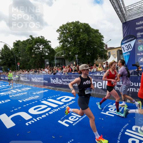 29.06.2025 - hella hamburg halbmarathon Zöllner http://msf.ph/oto/8418511 29.06.2025 10:29:38 Ziel 2021, 2180, 6781, 7186, 8784, 9137, 10790, 18422, 18699, 19204 meine-sportfotos.de
