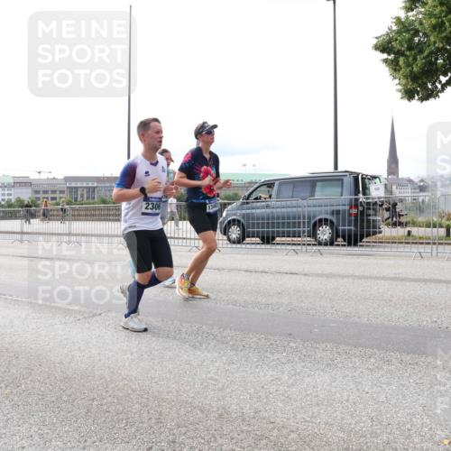 29.06.2025 - hella hamburg halbmarathon Lena Gebhardt http://msf.ph/oto/8418514 29.06.2025 10:27:11 Lombardsbrücke 2306, 13462, 1530, 1793, 1973, 2045, 2306, 2775, 4358, 4507, 4509, 5494, 5495, 5707, 5825, 6259, 6625, 6637, 7069, 7234, 7314, 7944, 8056, 8281, 9349, 10077, 10465, 11110, 11256, 11740, 11766, 12071, 12500, 13462, 14020, 14021, 15027, 15108, 15641, 15878, 16479, 17049, 17445, 18097, 18516, 18962, 18976, 18978 meine-sportfotos.de