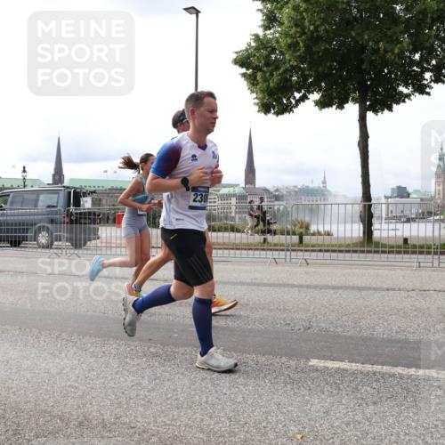 29.06.2025 - hella hamburg halbmarathon Lena Gebhardt http://msf.ph/oto/8418532 29.06.2025 10:27:11 Lombardsbrücke 2306, 1530, 1793, 1973, 2045, 2306, 2775, 4358, 4507, 4509, 5494, 5495, 5707, 5825, 6259, 6625, 6637, 7069, 7234, 7314, 7944, 8056, 8281, 9349, 10077, 10465, 11110, 11256, 11740, 11766, 12071, 12500, 13462, 14020, 14021, 15027, 15108, 15641, 15878, 16479, 17049, 17445, 18097, 18516, 18962, 18976, 18978 meine-sportfotos.de