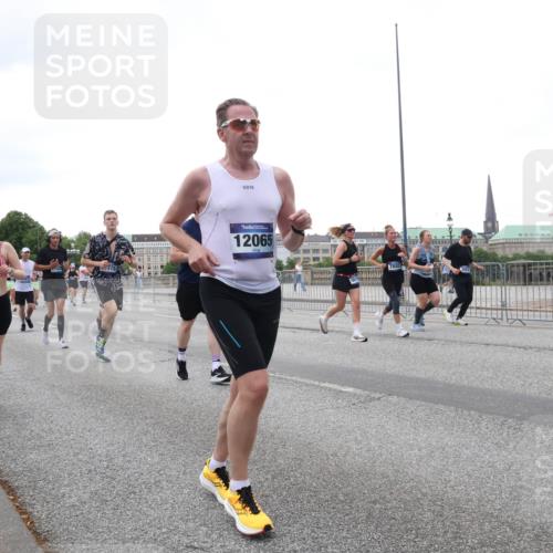 29.06.2025 - hella hamburg halbmarathon Lena Gebhardt http://msf.ph/oto/8418538 29.06.2025 10:52:08 Lombardsbrücke 10533, 12065, 1418, 1978, 3038, 3240, 3645, 3991, 4087, 4273, 4436, 4598, 4606, 4815, 5062, 5262, 5534, 6386, 6403, 6404, 6406, 6456, 6604, 6671, 6947, 6985, 7682, 7690, 7691, 7735, 7812, 8194, 8196, 8250, 8251, 8621, 9220, 9368, 9460, 9590, 9594, 9673, 9730, 9731, 10296, 10342, 10521, 10533, 10634, 10673, 10693, 10830, 10884, 11084, 11101, 11126, 11127, 11375, 11736, 11875, 11899, 11974, 12065, 12546, 12558 meine-sportfotos.de