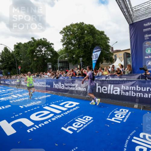 29.06.2025 - hella hamburg halbmarathon Zöllner http://msf.ph/oto/8418544 29.06.2025 10:29:39 Ziel 6781, 7186, 8784, 16818, 18422, 18699, 19204 meine-sportfotos.de
