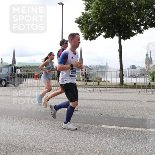 29.06.2025 - hella hamburg halbmarathon Lena Gebhardt http://msf.ph/oto/8418545 29.06.2025 10:27:11 Lombardsbrücke 230, 1530, 1793, 1973, 2045, 2306, 2775, 4358, 4507, 4509, 5494, 5495, 5707, 5825, 6259, 6625, 6637, 7069, 7234, 7314, 7944, 8056, 8281, 9349, 10077, 10465, 11110, 11256, 11740, 11766, 12071, 12500, 13462, 14020, 14021, 15027, 15108, 15641, 15878, 16479, 17049, 17445, 18097, 18516, 18962, 18976, 18978 meine-sportfotos.de