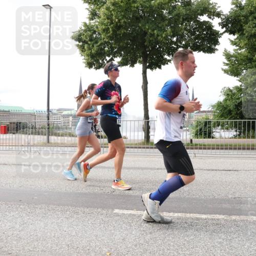29.06.2025 - hella hamburg halbmarathon Lena Gebhardt http://msf.ph/oto/8418558 29.06.2025 10:27:12 Lombardsbrücke 184, 1530, 1793, 1973, 2045, 2306, 2775, 4358, 5494, 5495, 5707, 5825, 6259, 6625, 6637, 7069, 7234, 7314, 7944, 8056, 8281, 9349, 10077, 10465, 11110, 11256, 11740, 11766, 12071, 12500, 13462, 14020, 14021, 15027, 15108, 15641, 15878, 16479, 17049, 17445, 18097, 18516, 18962, 18976, 18978 meine-sportfotos.de