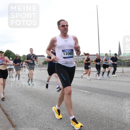 29.06.2025 - hella hamburg halbmarathon Lena Gebhardt http://msf.ph/oto/8418561 29.06.2025 10:52:08 Lombardsbrücke 10532, 375, 12065, 1418, 1978, 3038, 3240, 3645, 3991, 4087, 4273, 4436, 4598, 4606, 4815, 5062, 5262, 5534, 6386, 6403, 6404, 6406, 6456, 6604, 6671, 6947, 6985, 7682, 7690, 7691, 7735, 7812, 8194, 8196, 8250, 8251, 8621, 9220, 9368, 9460, 9590, 9594, 9673, 9730, 9731, 10296, 10342, 10521, 10533, 10634, 10673, 10693, 10830, 10884, 11084, 11101, 11126, 11127, 11375, 11736, 11875, 11899, 11974, 12065, 12546, 12558 meine-sportfotos.de