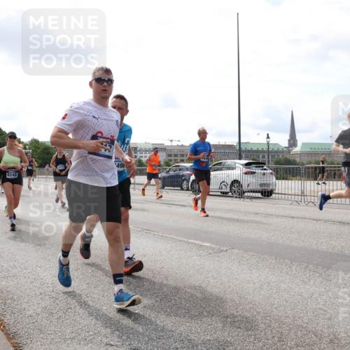 29.06.2025 - hella hamburg halbmarathon Lena Gebhardt http://msf.ph/oto/8418575 29.06.2025 10:18:06 Lombardsbrücke 496, 8248, 5614, 1015, 1159, 1160, 1268, 1274, 1325, 1458, 1554, 1622, 1641, 1749, 1795, 1982, 2087, 2094, 2147, 2335, 2548, 2634, 2931, 3125, 3138, 3292, 3321, 3482, 3977, 4710, 4738, 4804, 5002, 5004, 5290, 5611, 5733, 5909, 6270, 7094, 7258, 7413, 7641, 7649, 7838, 7882, 7883, 8067, 8128, 8144, 8248, 8607, 8799, 9222, 9400, 9539, 9717, 9734, 9798, 9834, 9844, 9964, 10174, 10332, 10509, 10659, 10908, 12498, 13341 meine-sportfotos.de
