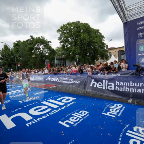 29.06.2025 - hella hamburg halbmarathon Zöllner http://msf.ph/oto/8418576 29.06.2025 10:51:56 Ziel 2818, 2823, 2880, 4297, 5102, 8856, 9793, 9959, 13799, 15427, 15690, 16907, 17815, 17962, 19137 meine-sportfotos.de
