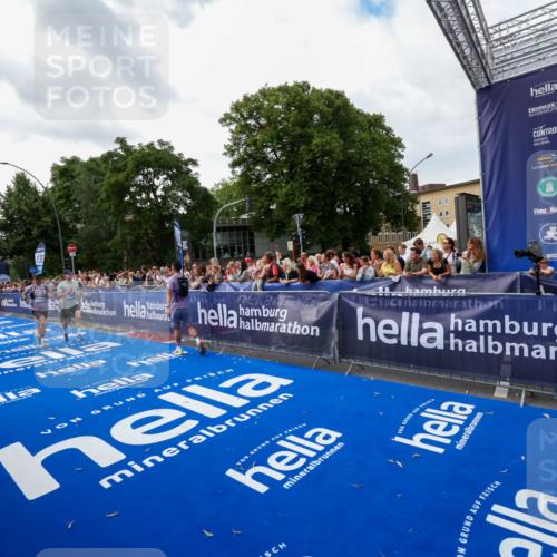 29.06.2025 - hella hamburg halbmarathon Zöllner http://msf.ph/oto/8418581 29.06.2025 10:29:41 Ziel 6781, 7186, 8784, 16818, 18422, 18699, 19204 meine-sportfotos.de