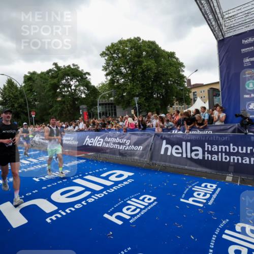 29.06.2025 - hella hamburg halbmarathon Zöllner http://msf.ph/oto/8418589 29.06.2025 10:51:57 Ziel 2818, 2823, 2880, 4297, 5102, 7724, 8856, 9793, 9959, 10057, 13799, 15427, 15690, 17815, 17962, 18869, 19137 meine-sportfotos.de