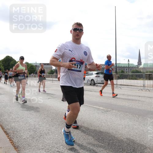 29.06.2025 - hella hamburg halbmarathon Lena Gebhardt http://msf.ph/oto/8418598 29.06.2025 10:18:07 Lombardsbrücke 8248, 717, 1015, 1159, 1160, 1268, 1274, 1325, 1458, 1554, 1622, 1641, 1749, 1795, 1982, 2087, 2094, 2147, 2335, 2548, 2634, 2931, 3125, 3138, 3292, 3321, 3482, 3977, 4710, 4738, 4804, 5002, 5004, 5290, 5611, 5733, 5909, 6270, 7094, 7258, 7413, 7641, 7649, 7838, 7882, 7883, 8067, 8128, 8144, 8248, 8607, 8799, 9222, 9400, 9539, 9717, 9734, 9798, 9834, 9844, 9964, 10174, 10332, 10509, 10659, 10908, 12498, 13341 meine-sportfotos.de