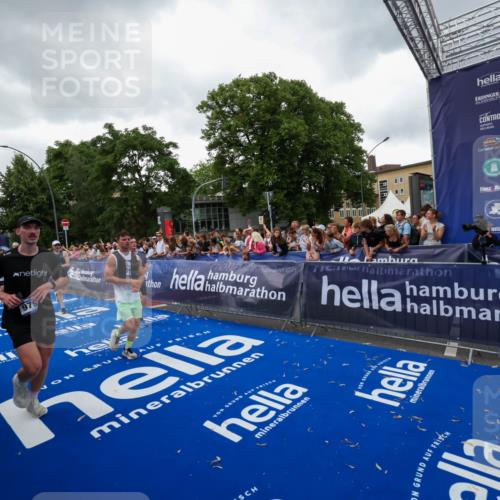 29.06.2025 - hella hamburg halbmarathon Zöllner http://msf.ph/oto/8418600 29.06.2025 10:51:57 Ziel 2818, 2823, 2880, 4297, 5102, 7724, 8856, 9793, 9959, 10057, 13799, 15427, 15690, 17815, 17962, 18869, 19137 meine-sportfotos.de