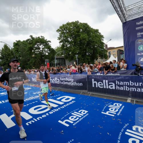 29.06.2025 - hella hamburg halbmarathon Zöllner http://msf.ph/oto/8418605 29.06.2025 10:51:57 Ziel 2818, 2823, 2880, 4297, 5102, 7724, 8856, 9793, 9959, 10057, 13799, 15427, 15690, 17815, 17962, 18869, 19137 meine-sportfotos.de